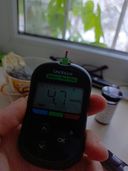 У меня есть надёжный тонометр, который служит мне уже третий год. В прошлом году я случайно сел на него, и хотя стекло треснуло с обеих сторон, прибор продолжает исправно работать.

К сожалению, на этот тонометр нет скидок, а его стоимость и стоимость расходных материалов ежегодно растут. Однако это не мешает мне продолжать пользоваться им, ведь он изготовлен из качественных швейцарских материалов, имеет небольшие размеры и его удобно носить с собой в кармане.

Единственное, что мне не нравится в использовании этого тонометра, — это необходимость аккуратно доставать тест-полоски из круглой пластмассовой коробочки. Для этого приходится наклоняться над столом, что может быть неудобно, если у вас плохое зрение. Было бы гораздо удобнее, если бы каждая полоска была в индивидуальной упаковке, как это сделано у аппарата «Сателлит Плюс».

В остальном же это отличный прибор, который хорошо и правильно показывает результаты. Я всегда ношу его с собой